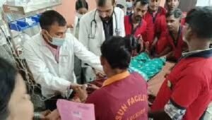 Lucknow: Civil Hospital sanitation workers on strike demanding salary and bonus