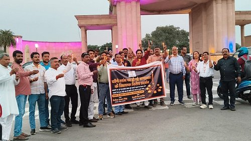 Candle march in the capital to protest against the murder of a journalist in Prayagraj.