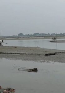 गंगा घाट पर प्रशासनिक अधिकारियों का निरीक्षण