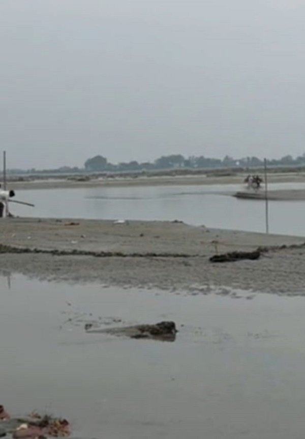 गंगा घाट पर प्रशासनिक अधिकारियों का निरीक्षण