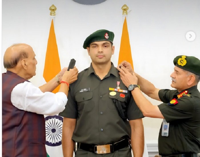 नीरज चोपड़ा को टेरिटोरियल आर्मी में मिला मानद लेफ्टिनेंट कर्नल का पद, रक्षा मंत्री राजनाथ सिंह ने किया सम्मानित