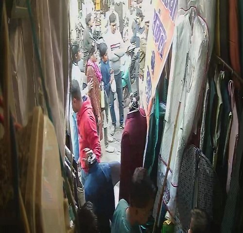 Lucknow: Inspector Sunil Azad slaps shopkeeper in Aminabad market, video goes viral; traders outraged