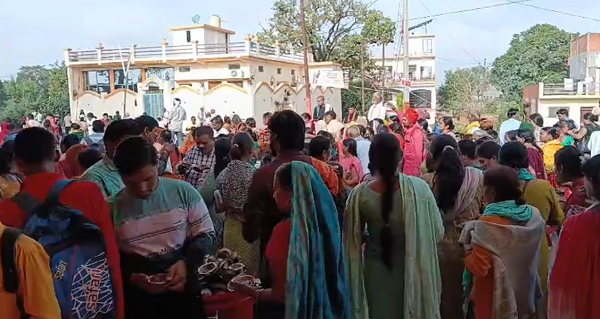 Panchkosi Parikrama started in Ayodhya at 4:02 am today.
