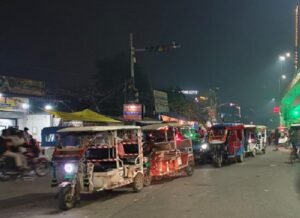 Lucknow: Despite the presence of police and administration, e-rickshaw drivers are acting arbitrarily, with vehicles lined up in the middle of the road at Chinhat intersection.