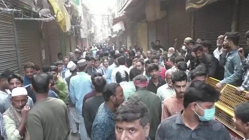 Women, along with their children, sat on the road in protest against the demolition of Dal Mandi, saying they would not back down even if the bulldozers were used.