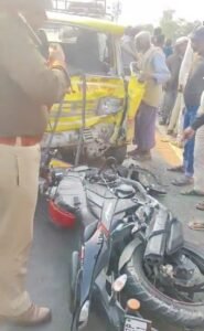 Lucknow: Horrific accident on Dubagga Naubasta railway overbridge, school van and bike collide head-on; two youths seriously injured, van driver arrested