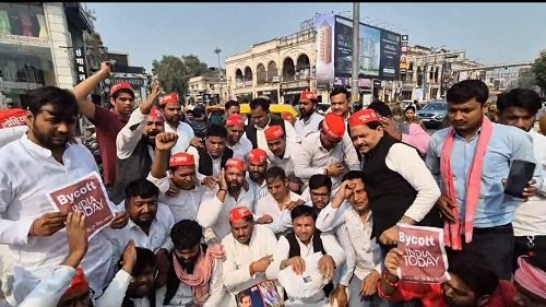 Lucknow: SP student union enraged by Akhilesh Yadav's comment, copies of private magazine burnt in Hazratganj