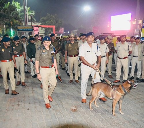 Police Commissioner conducts a comprehensive inspection of security arrangements in the wake of the Delhi blasts.