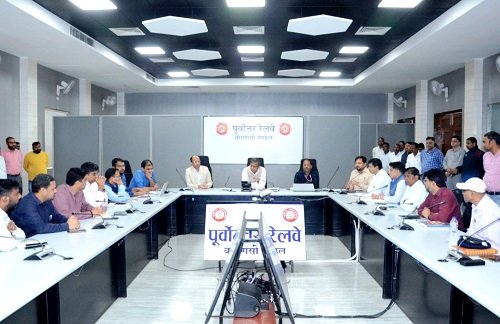 Varanasi: Divisional Railway Manager Ashish Jain honored the employees who contributed in the launch ceremony of Vande Bharat trains.