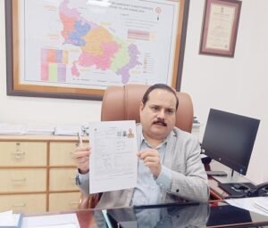 Lucknow: Chief Electoral Officer Navdeep Rinwa filled the counting form, appealed to the voters to join.