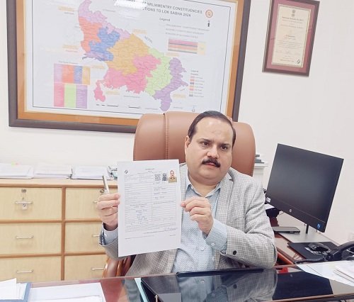 Lucknow: Chief Electoral Officer Navdeep Rinwa filled the counting form, appealed to the voters to join.