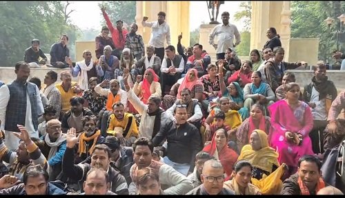 Lucknow: Disabled people stage a strong protest at Atal Chowk, submit a 27-point memorandum to the CM.