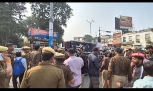 Lucknow: SP student union enraged by Akhilesh Yadav's comment, copies of private magazine burnt in Hazratganj