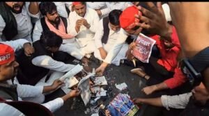 Lucknow: SP student union enraged by Akhilesh Yadav's comment, copies of private magazine burnt in Hazratganj