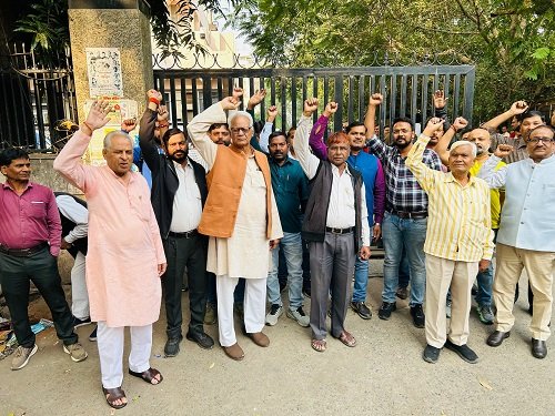 Lucknow: Power employees protest strongly – allege restructuring will eliminate thousands of posts and plot privatization; warn management