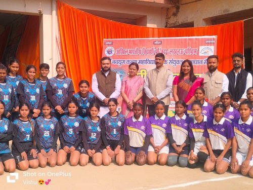 A Kho-Kho competition and prize distribution ceremony was held at Navyug Kanya Mahavidyalaya.