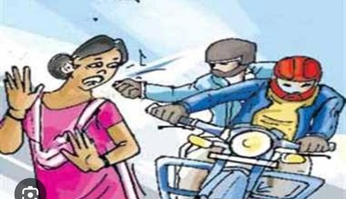 Young man attacked and robbed of his gold chain while traveling with his mother and wife; demand for action against the four accused.