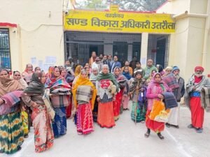 The MLA distributed blankets, providing relief from the cold to those in need.