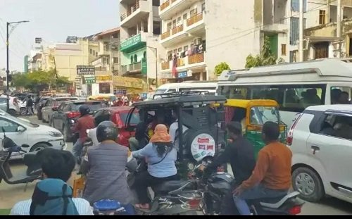 Illegal vehicle stand near Sankatmochan Chowki has become a big problem, commuters are troubled by traffic jam.