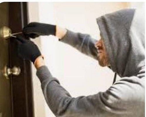 Thieves broke into a jeweler's shop and attempted to steal.