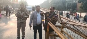 Varanasi: Traffic management tightened in the Cantt police station area due to fog; TI Chetganj remained active.