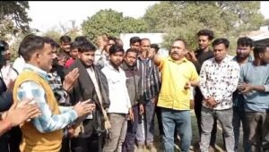Protest against the ban on e-rickshaws on Lata Chowk-Rampath road; agreement reached after negotiations.