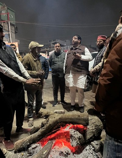 Chairman Dr. Dhirendra Pratap Singh Dhiru issued necessary instructions in the public interest; bonfires will be lit at prominent locations in all 25 wards on the instructions of the municipal chairman.
