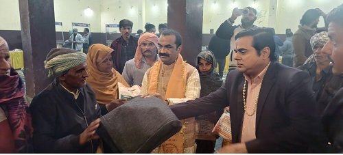 In the biting cold, a flame of service: On the occasion of Prakash Parv, Dr. Vikas Kumar Sharma wrapped the warmth of humanity around those in need.