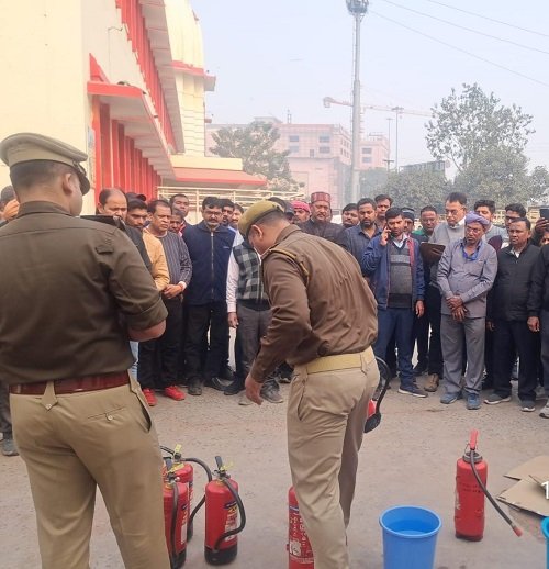 Railway employees were given training on the use of fire extinguishers.