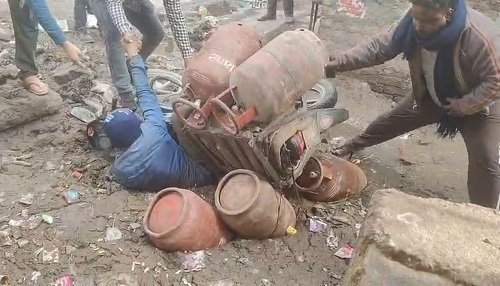 Lucknow Breaking: A delivery man carrying gas cylinders fell into a drain, exposing the negligence of the municipal corporation.