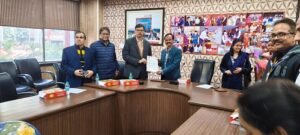 Lucknow: A large medical camp was organized at Lok Bandhu Rajnarayan Combined Hospital and IMRT College.