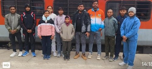 Eight players from Varanasi have left for Delhi to participate in the international karate championship.