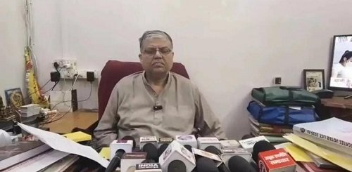 In the cough syrup case, 10 drug traders approached the court, demanding a halt to rumors and indiscriminate raids. Senior advocate Srinath Tripathi held a press conference.