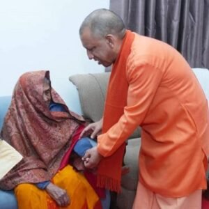 Chief Minister Yogi Adityanath paid tribute to the father of Minister of State Girish Yadav and offered condolences to his mother.