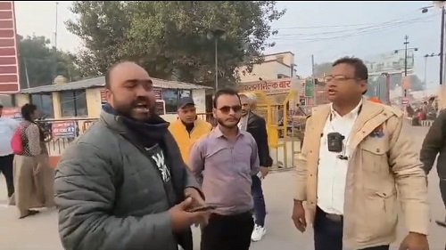 Traffic police accused of misbehaving at Lata Mangeshkar Chowk in Ayodhya Dham.
