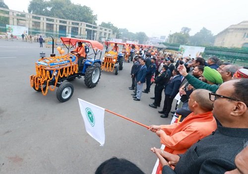 Bharat Ratna Chaudhary Charan Singh's 123rd birth anniversary program: CM Yogi distributed tractors to farmers as a gift.