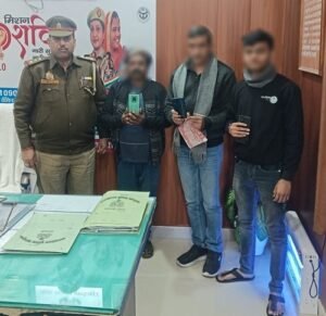 Varanasi: Lalpur Pandeypur police recovered 3 missing mobile phones through the CEIR portal and handed them over to their owners.