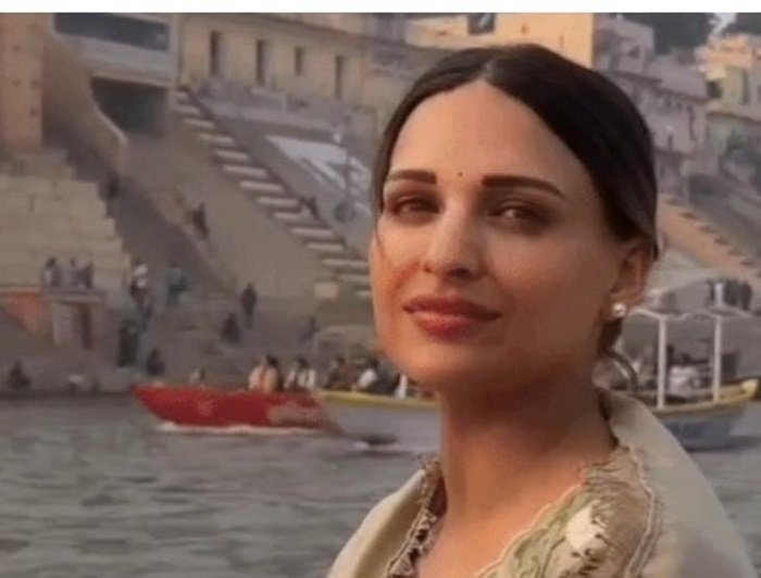 Actress Himanshi Khurana arrived in Varanasi, offered prayers at Baba Vishwanath temple, and participated in the Ganga Aarti, praying for happiness and prosperity.