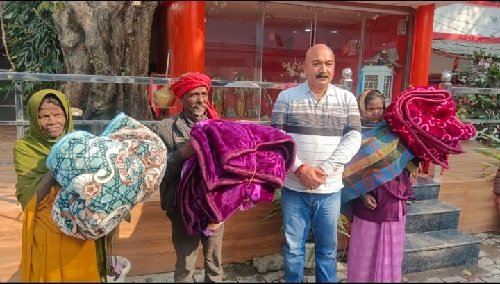 Varanasi: Station House Officer Shivakant Mishra of Cantt Police Station comes forward to help sanitation workers shivering in the cold.
