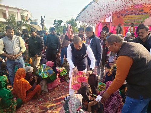 MLA Sushil Singh distributed thousands of blankets among the elderly and the poor.