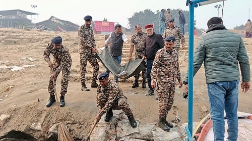 A cleanliness drive was conducted from Assi Ghat to Tulsi Ghat, and waste and religious offerings were removed from the Ganges River.