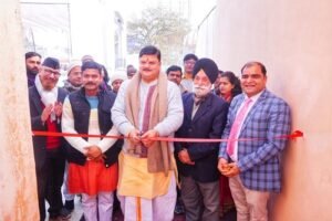 The mayor dedicated two public toilets to the city of Ayodhya and appealed to citizen committees to cooperate in sanitation efforts.