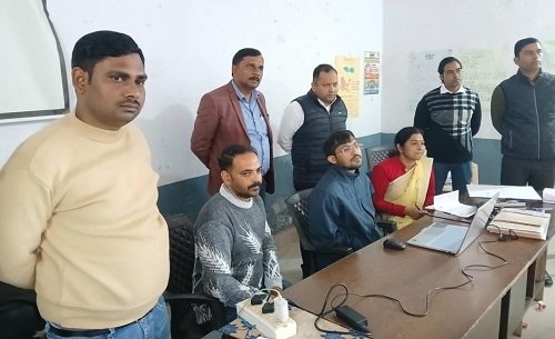 The District Magistrate conducted a surprise inspection of the election process: He reviewed the hearings of notices issued to voters in Chandauli.