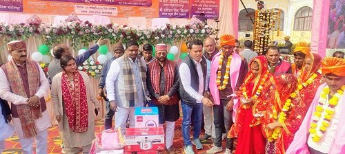 The Chief Minister's mass marriage program was graced by the dignified presence of elected representatives, and the brides and grooms received their blessings.