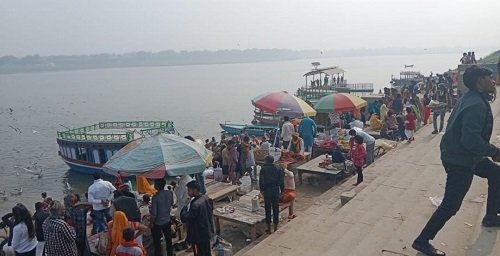 Makar Sankranti was celebrated with great fervor, and thousands of people took a dip of faith at the confluence of the Ganga and Gomti rivers in Kaithi.