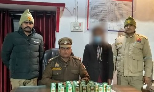 Varanasi: Sigra police station officers arrested one accused person with 20 pouches of country liquor (Windies Lime, strong/spicy), totaling 04 liters.