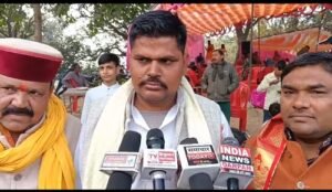 Ayodhya: A massive crowd of villagers gathered at the khichdi feast and blanket distribution program.