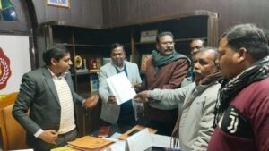 Ayodhya: Sanitation workers staged a protest over their 10-point demands, threatening to stop work.