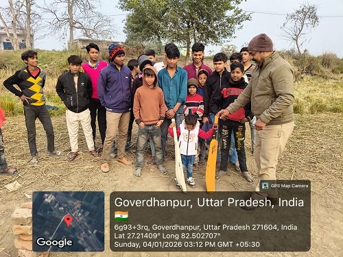 Forget the elderly and adults, even the children are fans of the friendly and charismatic police station in-charge of Bank Bhawani.