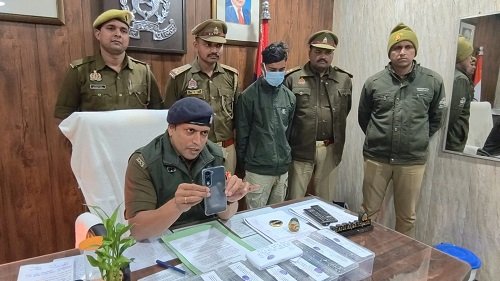 Dashashwamedh police station arrested a mobile thief and recovered 6 expensive mobile phones.